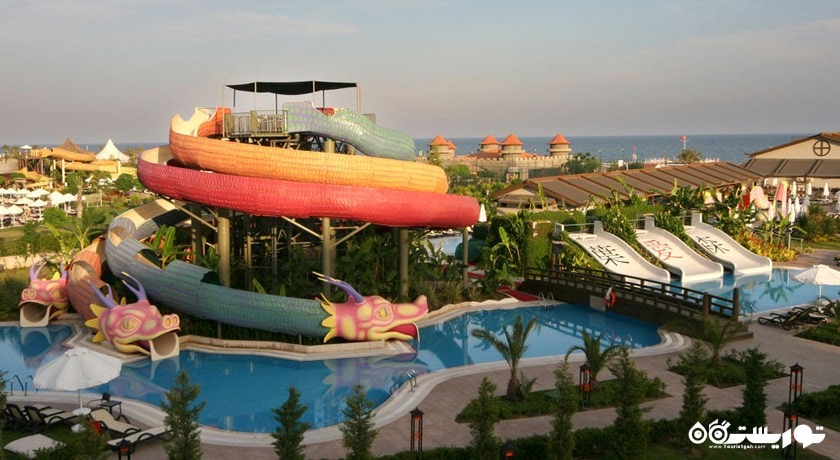 سرسره های مهیج استخر روباز هتل